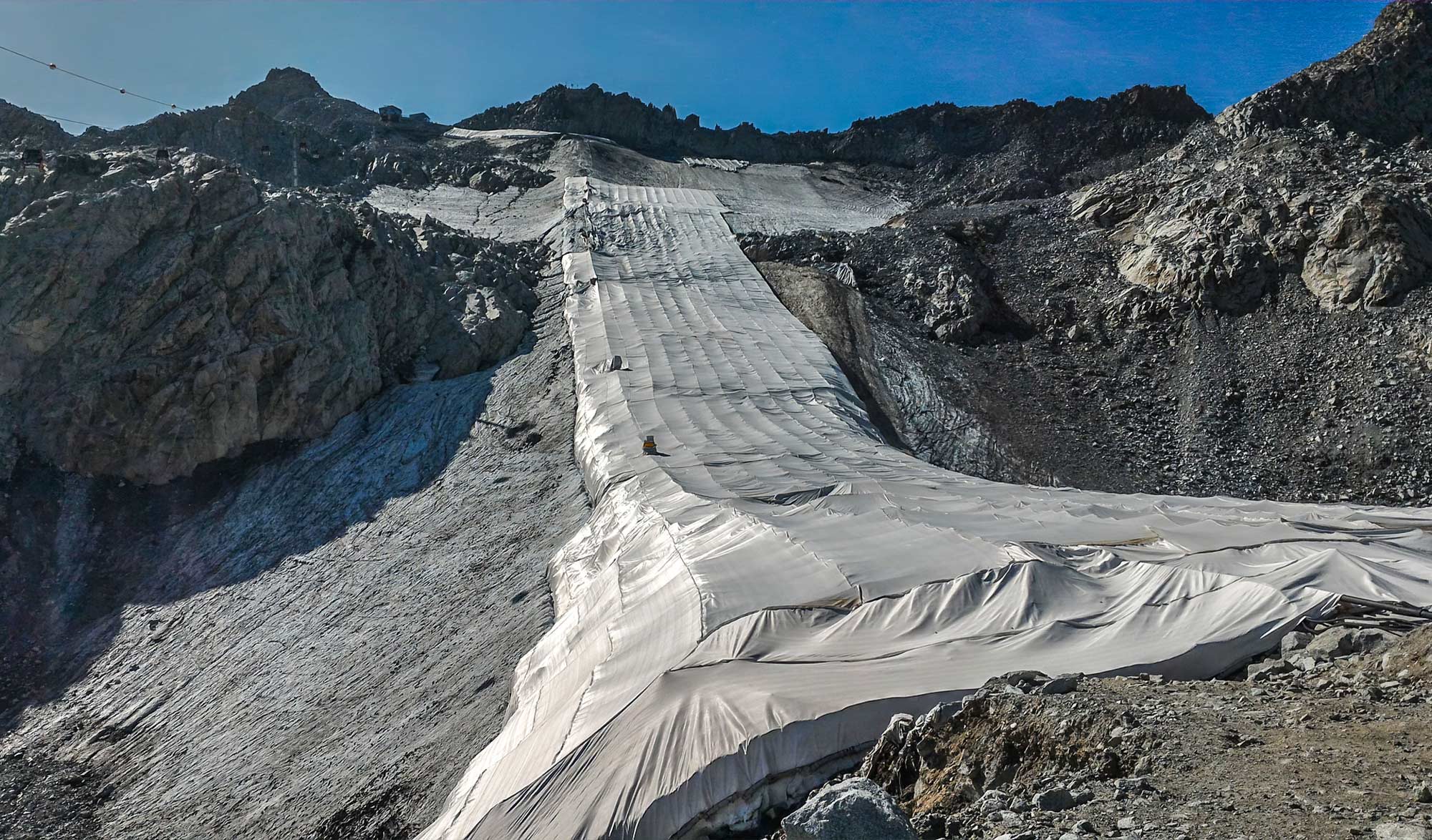 En Italie, des draps géants protègent la fonte des glaciers alpins