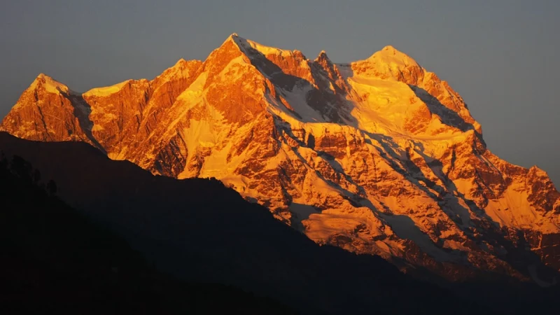 10 mountain climbers killed in avalanche in India