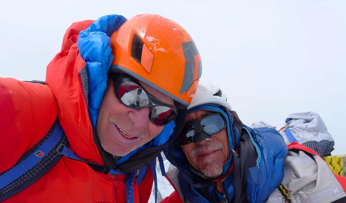 Mick Fowler et Victor Saunders au sommet du Yawash Sar dans le Karakorum.