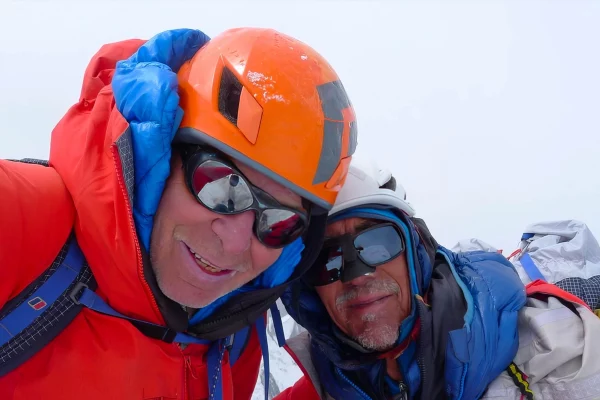 Mick Fowler et Victor Saunders au sommet du Yawash Sar dans le Karakorum.