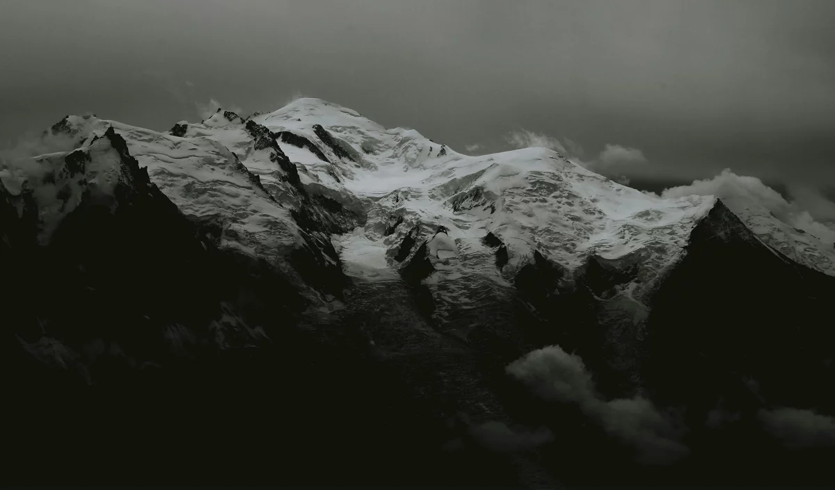 mont Blanc mauvais temps noir et blanc