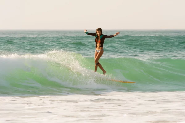 Justine Mauvin en free surf à Seignosse en 2013