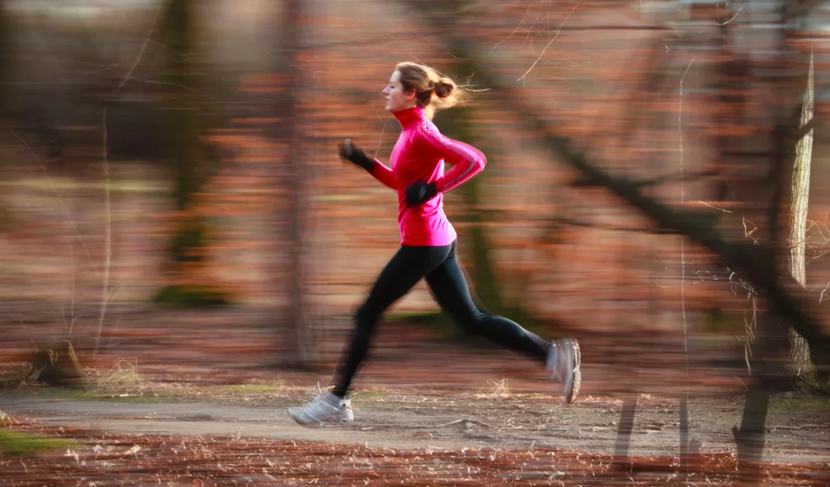 running femme forêt